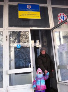 Nastya und ihre Krankenschwester beim Eingang der Onko-Hämatologie-Klinik in Kiev